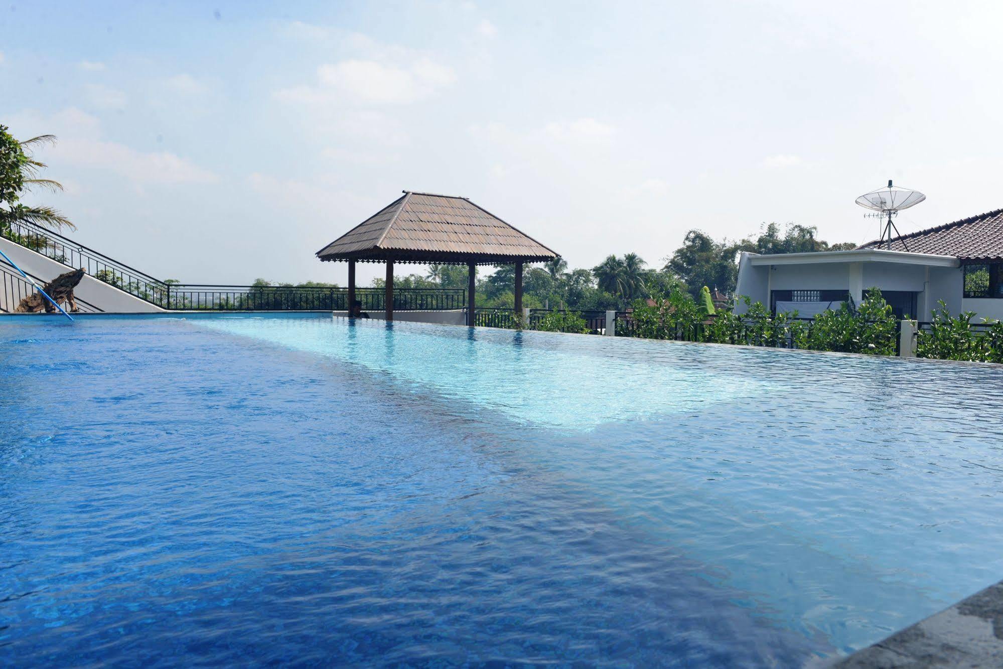 ホテル Malang Hill Syariah Redpartner エクステリア 写真