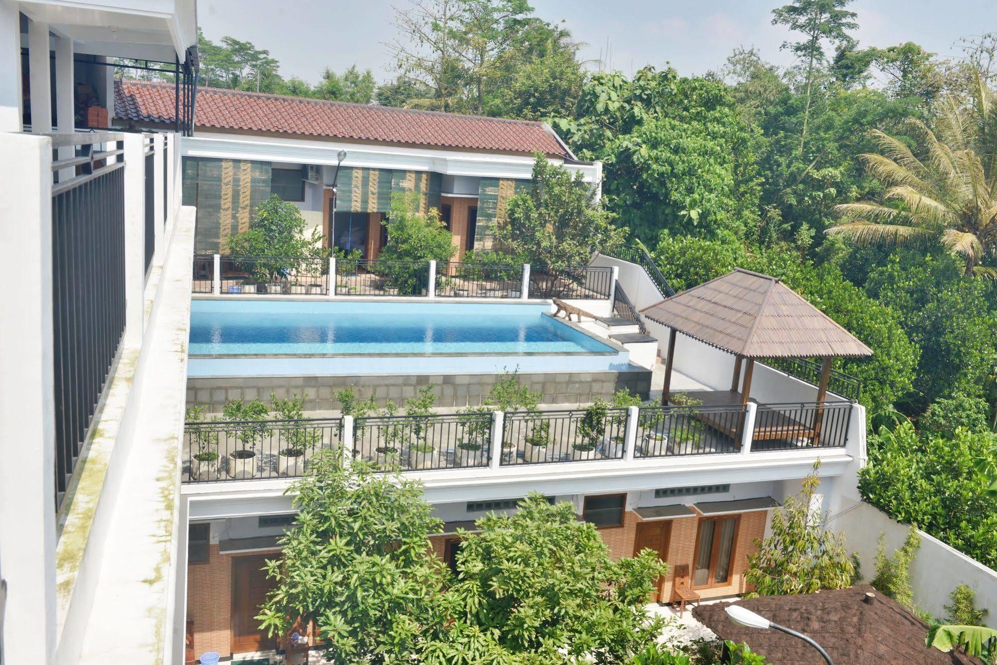 ホテル Malang Hill Syariah Redpartner エクステリア 写真