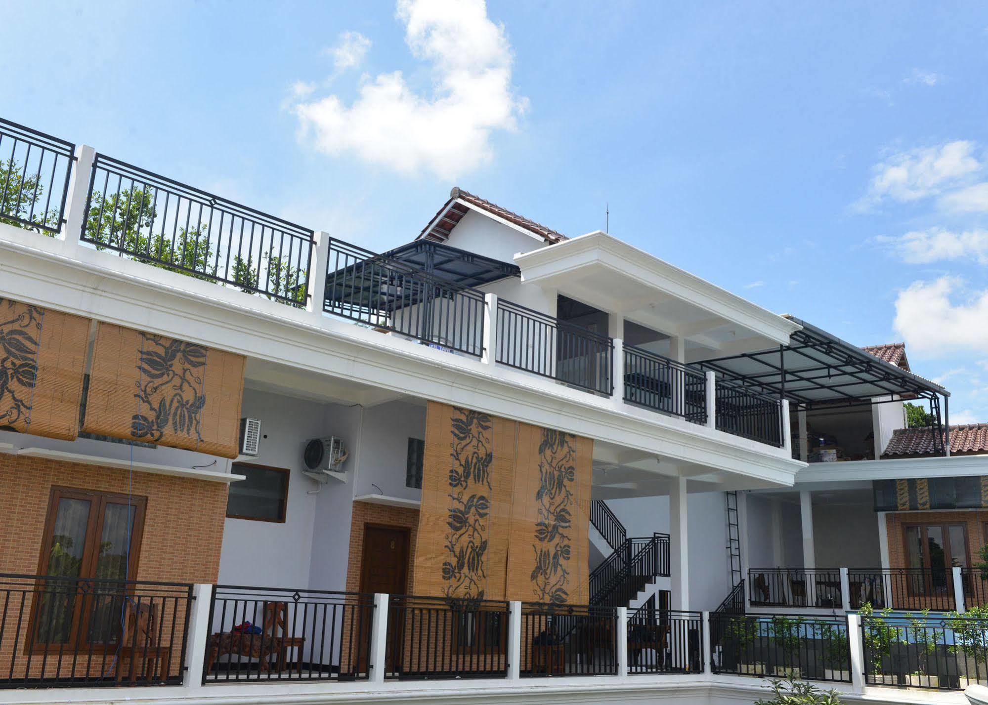 ホテル Malang Hill Syariah Redpartner エクステリア 写真
