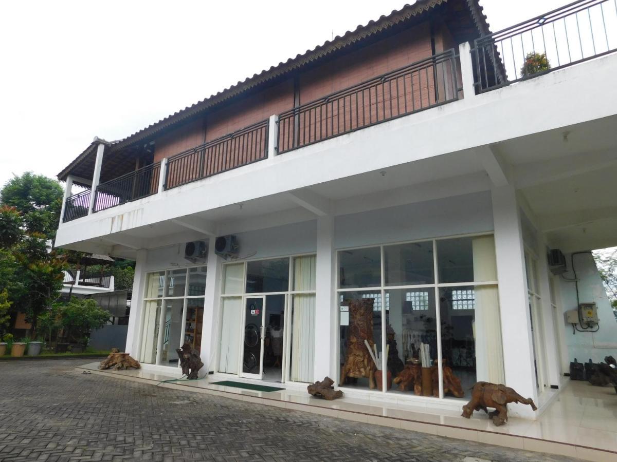 ホテル Malang Hill Syariah Redpartner エクステリア 写真